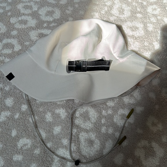 *SOLD*Lululemon lab Bucket Hat with Strap - Picture 3 of 6